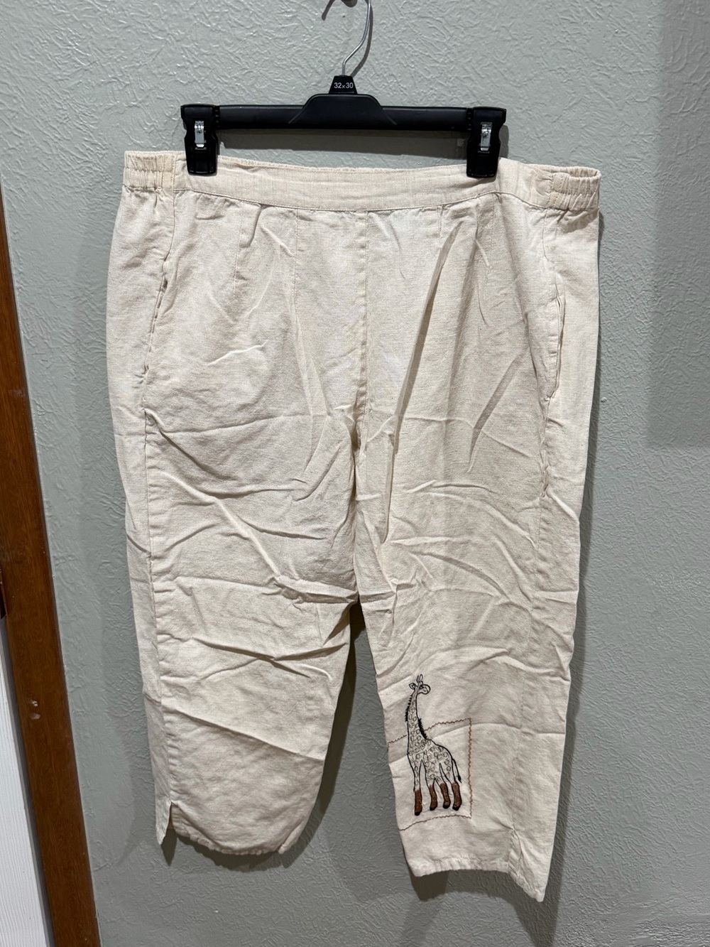 MPH Collection Cream Capri Pants with Embroidered Giraffe Linen Cotton Blend